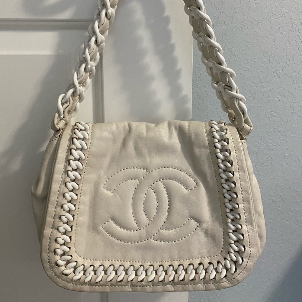 Authentic white leather Chanel shoulder bag.